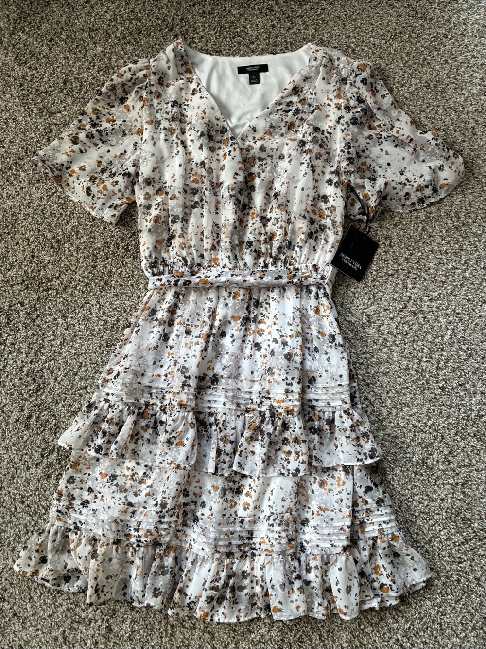 🦋 NWT $58 Vera Wang White Floral Ruffle Dress with Brown and Gray Accents